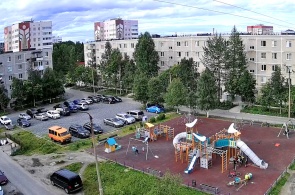 ベロバ通りにある子供の遊び場。 ウェブカメラ Polyarnye Zori