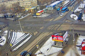 オクチャブリスキーアベニューの交差点-Druzhbyアベニュー。 ウェブカメラノボクズネツク