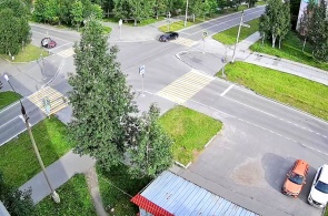 ビルダーの交差点 - ロモノソフ通り。 ウェブカメラ Polyarnye Zori