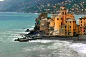 堤防とサンタ マリア アスンタ聖堂。 Camogli ウェブカメラ オンライン