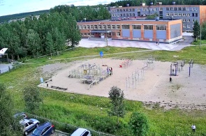 3号校の運動場。 ウェブカメラ Polyarnye Zori