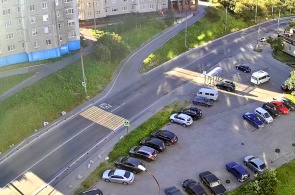 通りの横断歩道。 ロッキー。 ムルマンスクのウェブカメラ