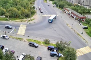 カピタン マクラコフ通りとスカルナヤ通りの交差点。 ムルマンスクのウェブカメラ