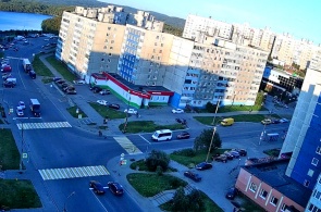 スカルナヤ通りとミラ通りの交差点。 ムルマンスクのウェブカメラ