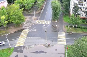 ジェルジンスキーとロジノフの交差点。 セヴェロドビンスクのウェブカメラ