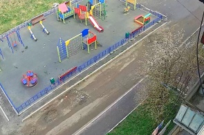 ユビレイナヤ通り、ユラエフ通り、子供の遊び場。バイマクのウェブカメラがオンライン