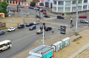 トリニティ アベニューとボスクレセンスカヤ通りの交差点。 ウェブカメラ アルハンゲリスク